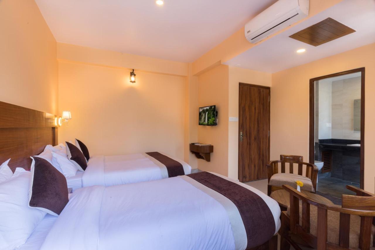 Hotel Lake Shore Pokhara Luaran gambar